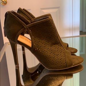 Christian Siriano Army green peep toe pumps